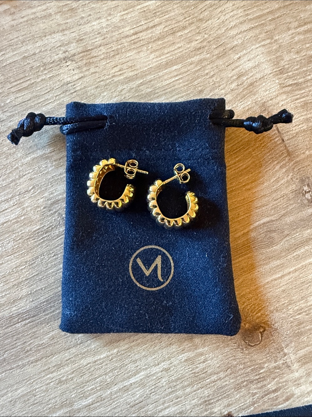 Mejuri Charlotte Bold Hoops - Picture 4 of 5